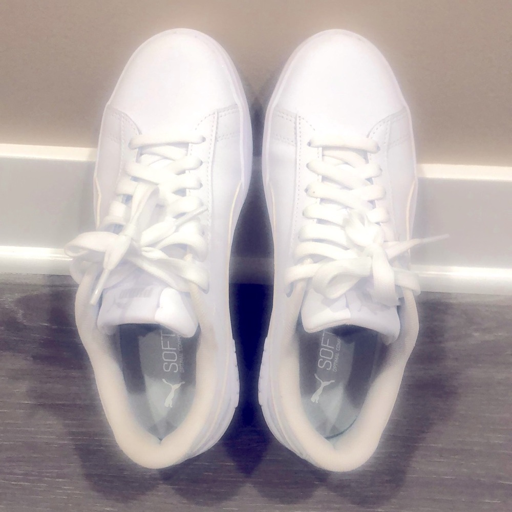 Like new Puma shoes! Super soft insoles.